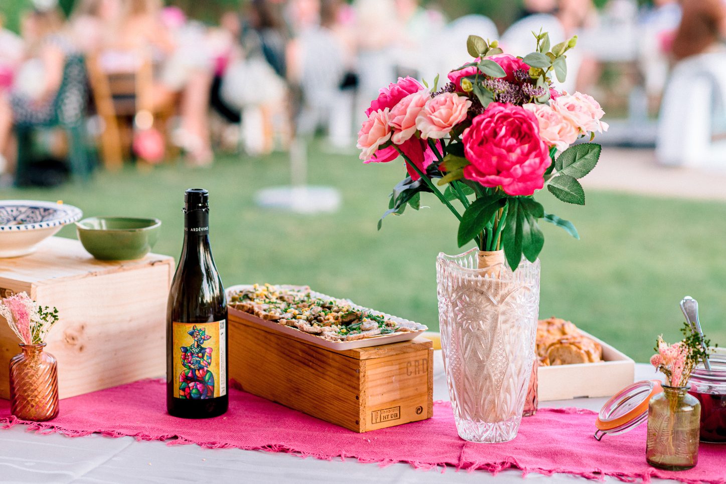 Table de f&ecirc;te fleurie pour une c&eacute;l&eacute;bration familiale Maison Jacomet