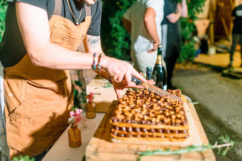 D&eacute;coupe d&rsquo;une pi&egrave;ce ma&icirc;tresse Maison Jacomet lors d&rsquo;un anniversaire, ambiance color&eacute;e et conviviale