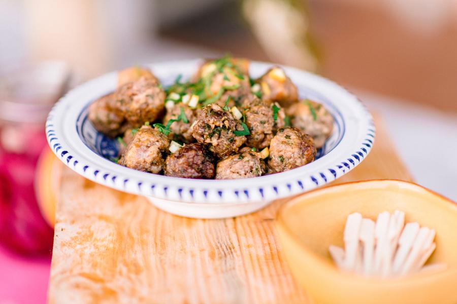 Invités autour du buffet Maison Jacomet