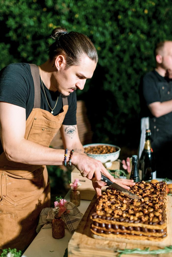 Dressage d'un mille-feuille par le chef Maison Jacomet