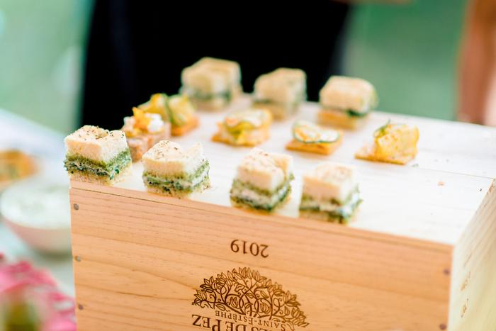 Sliders et mini-sandwichs dressés sur caisses de vin