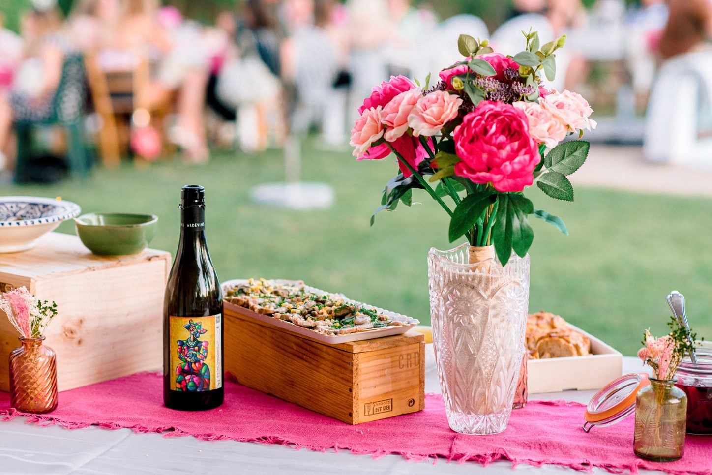Table de f&ecirc;te fleurie pour une c&eacute;l&eacute;bration familiale Maison Jacomet