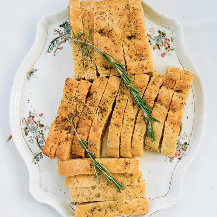 Focaccia maison dressée sur assiette fleurie