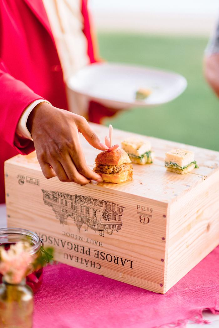 Pulled-pork sliders sur caisse de vin, création Maison Jacomet