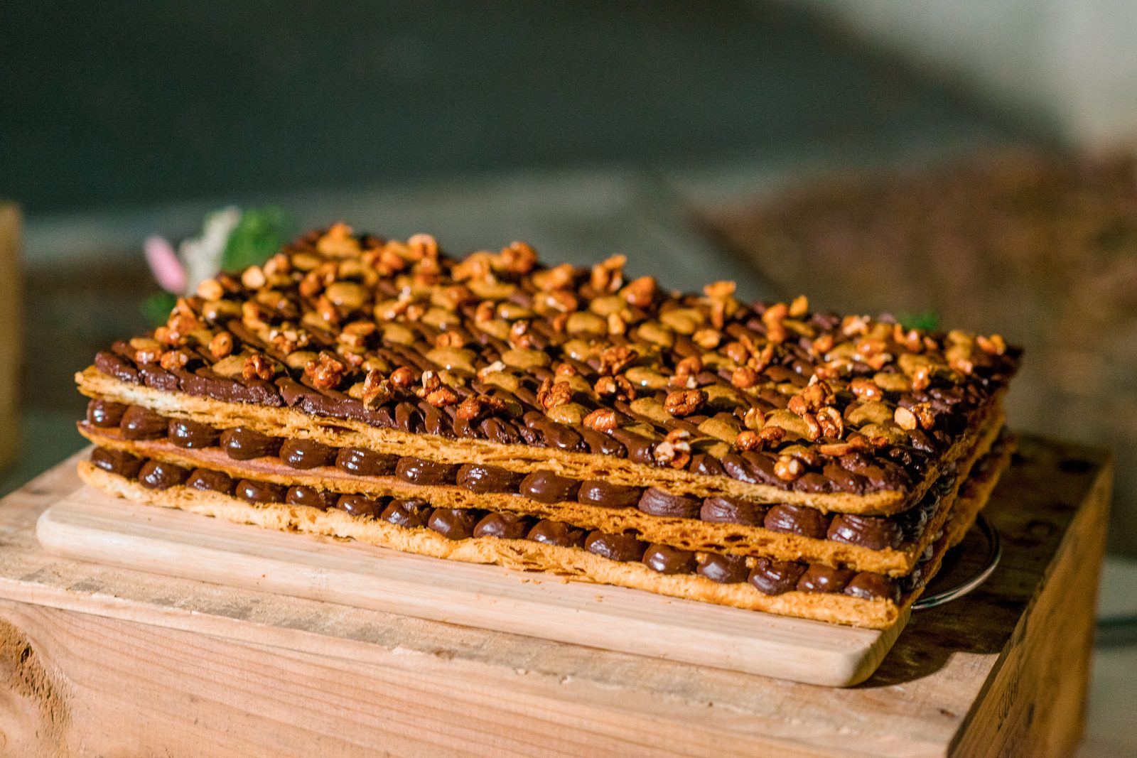 Mille-feuille caramel et noisettes dressé par Maison Jacomet