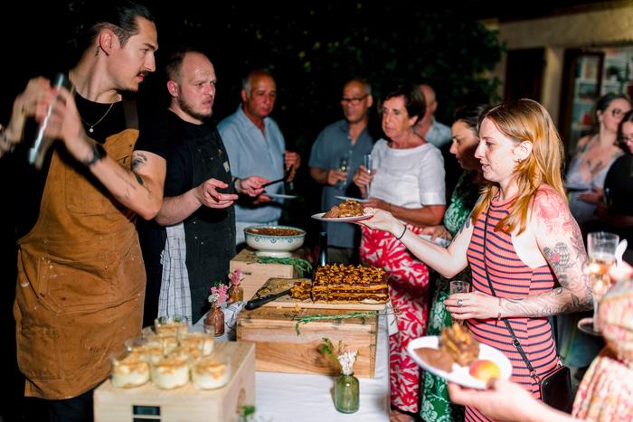 Service du dessert par l'équipe Maison Jacomet