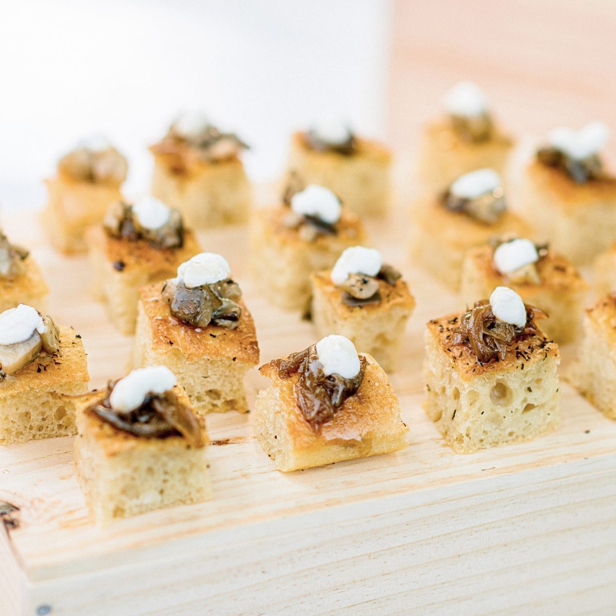 Mise en bouche focaccia, ch&egrave;vre et oignons confits, r&eacute;ception Maison Jacomet