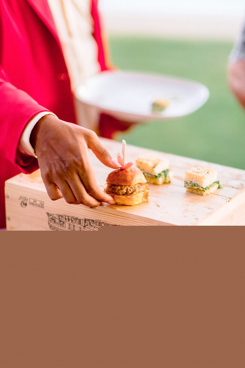 Sliders et mini-sandwichs servis sur caisse &agrave; vin, r&eacute;ception Maison Jacomet