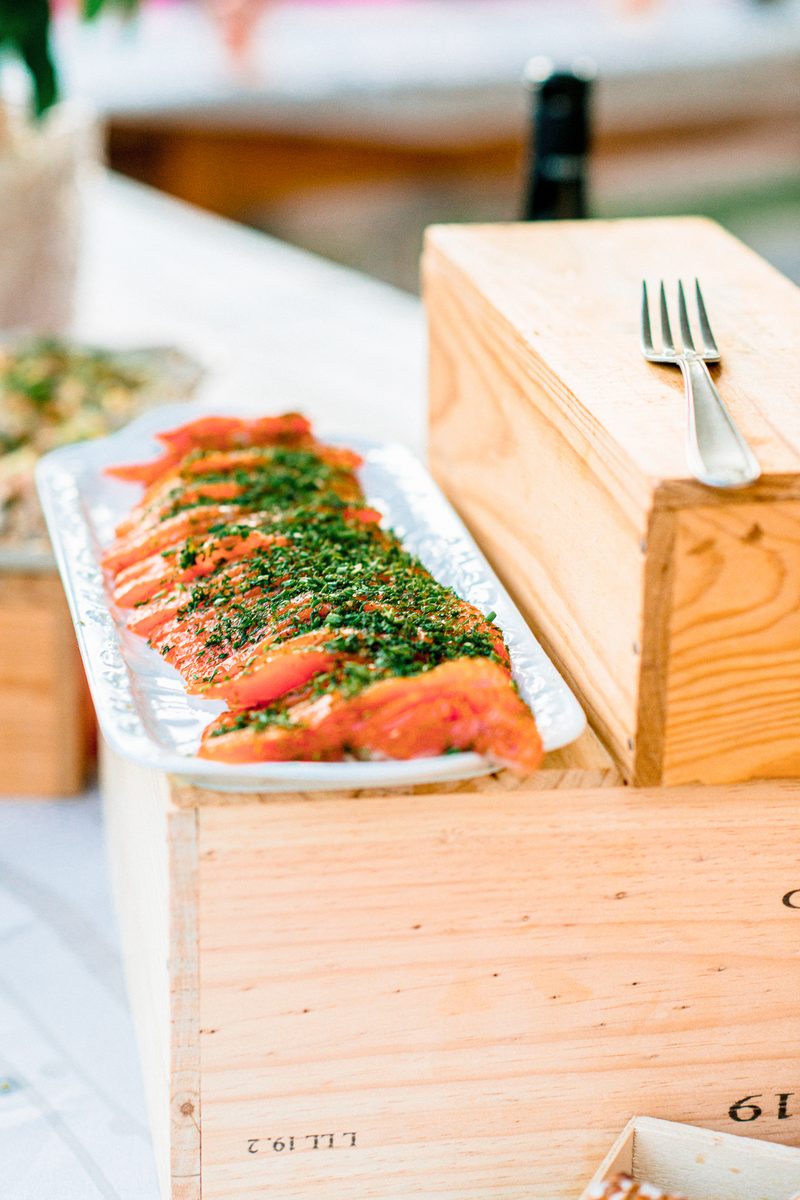 Saumon gravlax tranch&eacute;, finition aux herbes fra&icirc;ches, r&eacute;ception Maison Jacomet